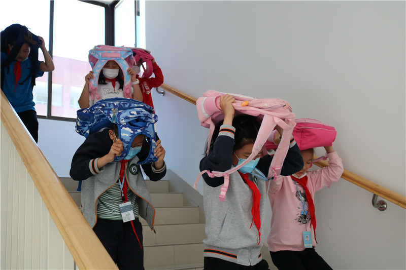 2教室外逃生2.JPG